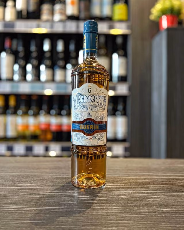 Вермут "Guerin" Vermouth Blanc будет по вкусу тем, кто ищет новых ощущений и эмоций. Вермут изготовлен на основе белого вина, карамелизированного виноградного сока, трав и специй.