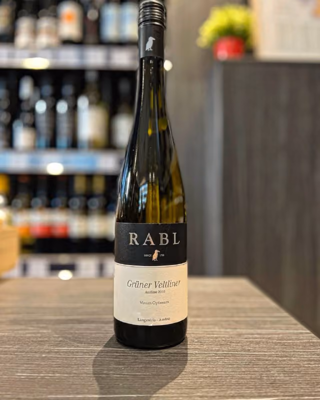 Белое полусладкое вино Rabl, Gruner Veltliner Auslese тоже с именитой винодельни Рабль.